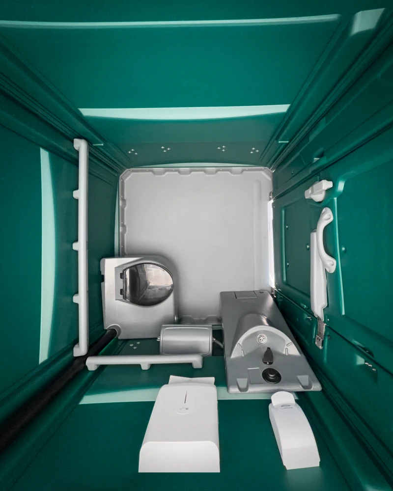 Innenansicht des Komfort-WCs von oben mit WC-Becken, Innenausstattung und geräumigem barrierefreien Innenraum.