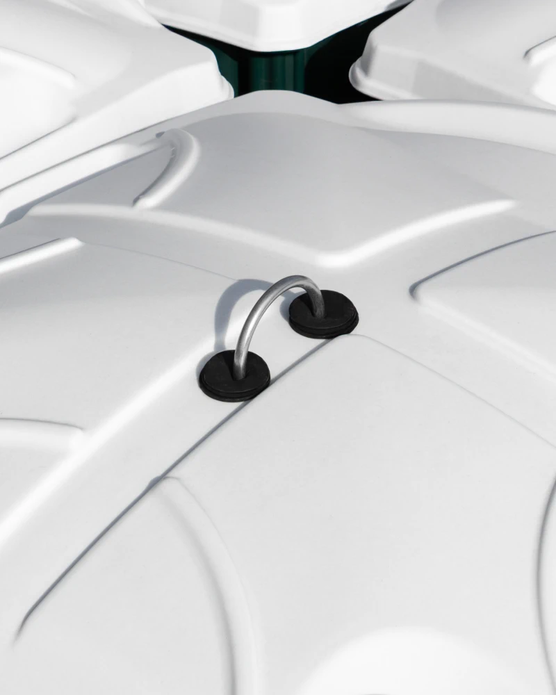 Detailaufnahme der Kranöse auf dem Dach des Kran-WCs – zwei Metallösen zum Heben des mobilen WCs mit einem Kran.