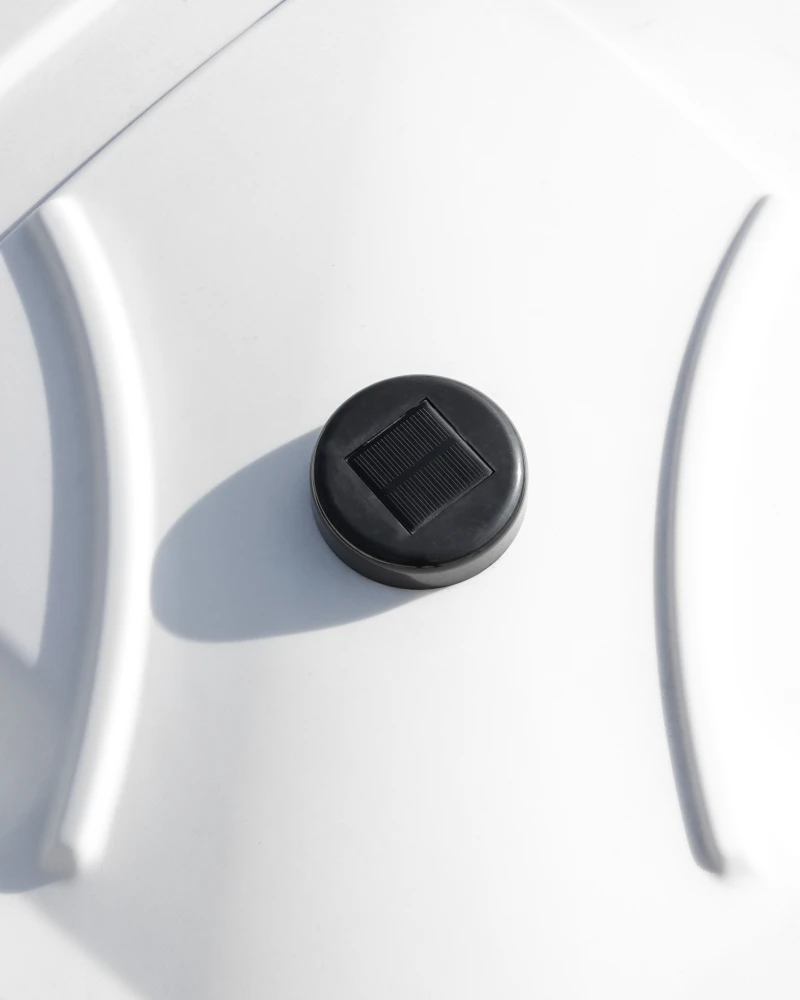 Solar-Leuchte auf dem Dach des Standard-Bauklos – integrierte Solarleuchte für netzunabhängige Beleuchtung.