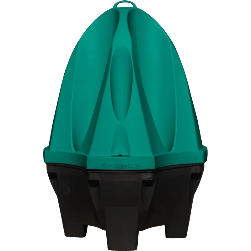 s'Örtle Urinal von vorn – freistehendes grünes Außenurinal mit integrierter Front und robustem Standfuß für den Outdoor-Einsatz.